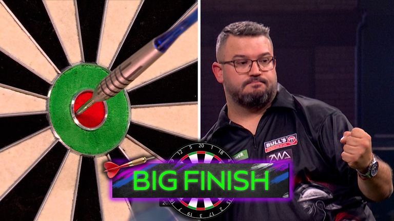 Cristo Reyes took out 167 in impressive fashion as he won the opening leg of the third set against Gian van Veen.