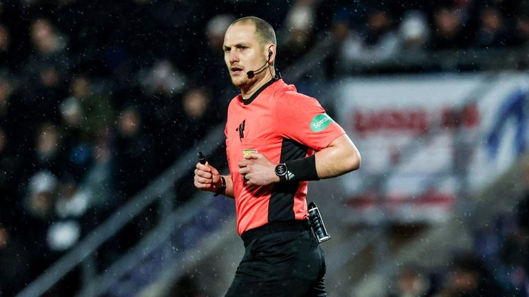 Referee Sean Murdoch made his Premiership debut after an injury to John Beaton 
