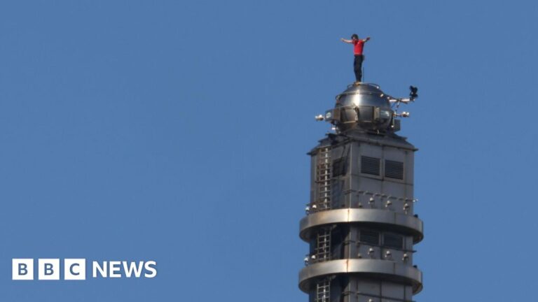 Alex Honnold scales 101-floor skyscraper without safety gear