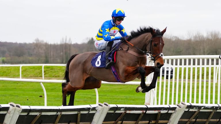 Sam Twiston-Davies comes in to ride Minella Yoga 