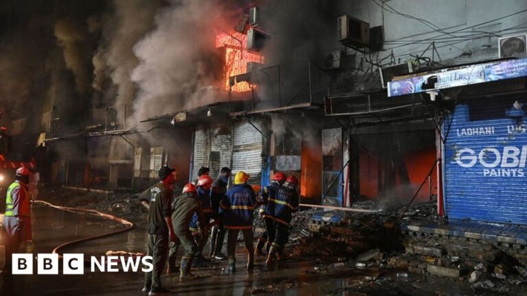 Pakistan shopping mall fire kills six people