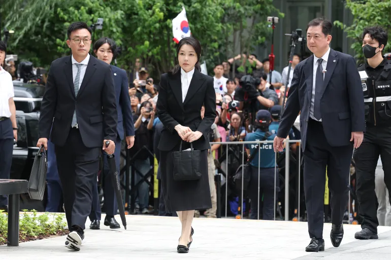 SEOUL, SOUTH KOREA - AUGUST 06: South Korean former first lady Kim Keon Hee arrives at the Special Prosecutor's Office on August 06, 2025 in Seoul, South Korea. Former first lady Kim Keon Hee is set to appear before a special counsel Wednesday to be questioned about her alleged involvement in stock manipulation schemes, election meddling and other allegations. (Photo by Chung Sung-Jun/Getty Images)