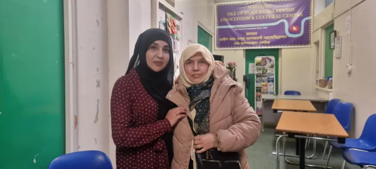 Romina Khatun (R) with her daughter Nargis Akhtar. Unlike her mother, Akhtar isn't enthused about the elections [Indlieb Farazi Saber/Al Jazeera]