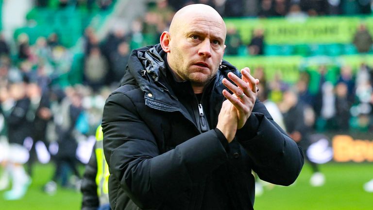 EDINBURGH, SCOTLAND - DECEMBER 27: Hibernian Head Coach David Gray appaulds fans at full time during a William Hill Premiership match between Hibernian and Heart of Midlothian at Easter Road, on December 27, 2025, in Edinburgh, Scotland. (Photo by Roddy Scott / SNS Group)