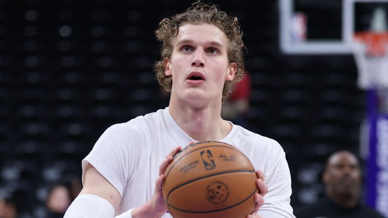 Lauri Markkanen did not play in the fourth quarter of recent close games