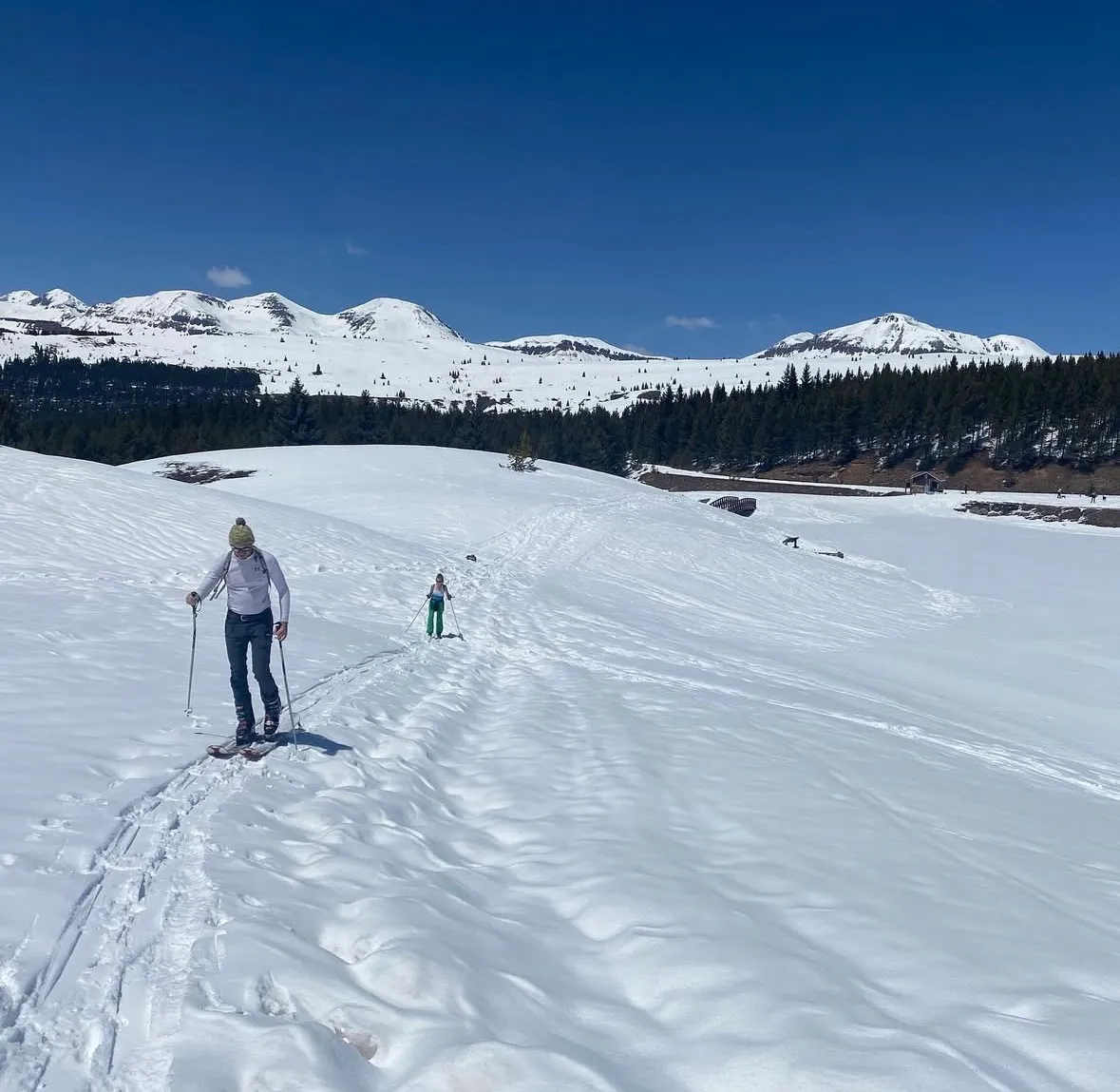 Two people cross-country skiing