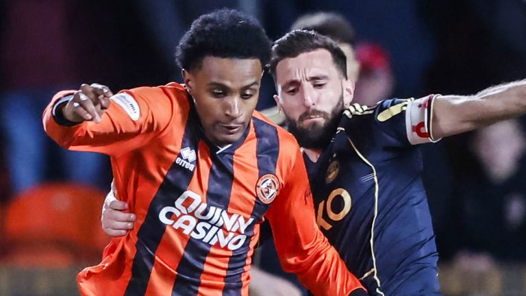 Dundee United's Amar Fatah (L) and Aberdeen's Graeme Shinnie (R) in action 