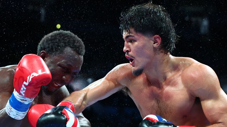 Xander Zayas defeated Abass Baraou (Credit: Mikey Williams/Top Rank)