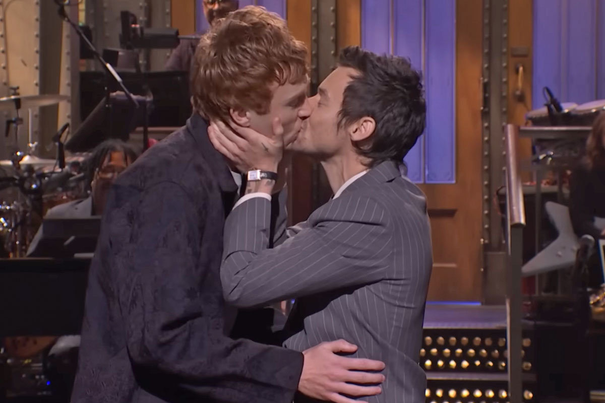 Harry Styles kisses Ben Marshall SNL