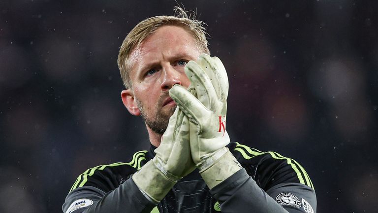 EDINBURGH, SCOTLAND - JANUARY 25: Celtic's Kasper Schmeichel applauds the fans during a William Hill Premiership match between Heart of Midlothian and Celtic at Tynecastle Park, on January 25, 2026, in Edinburgh, Scotland. (Photo by Craig Williamson / SNS Group)