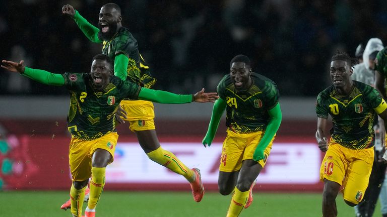 Mali players celebrate after the penalty shootout win against Tunisia 
