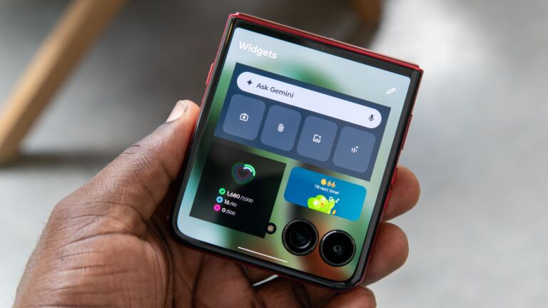 Forget the 2026 models: T-Mobile will give you last year’s Motorola Razr Ultra for FREE with new line