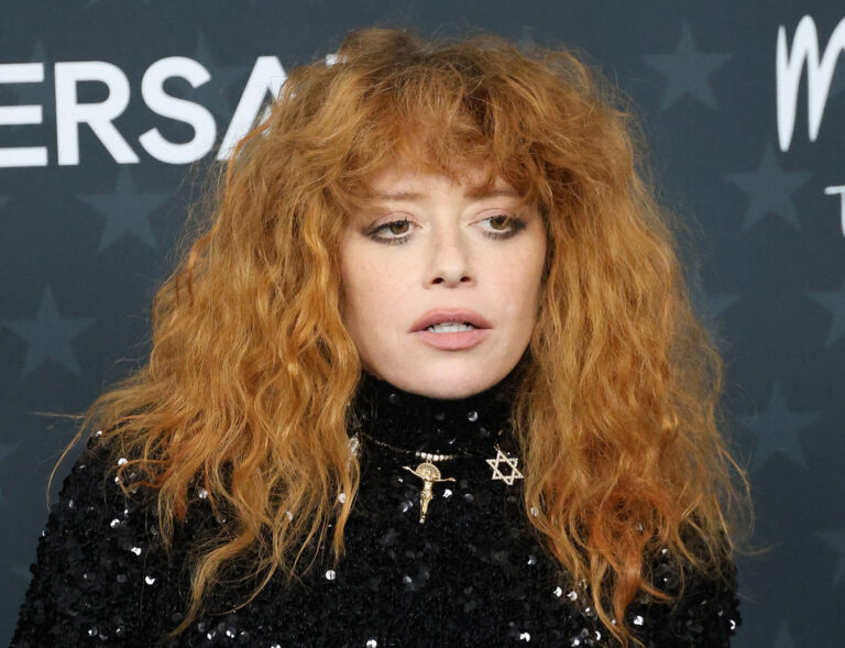 Natasha Lyonne Apologizes To Fellow Travelers Who Were Delayed After ICE Escorted Her Off Plane – All Over A Sleeping Pill?!