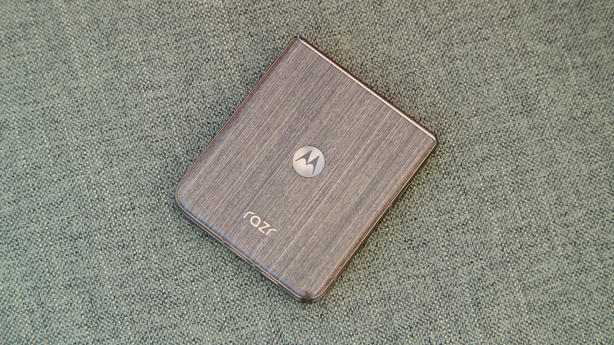 The Razr Ultra 2026 rear wood panel