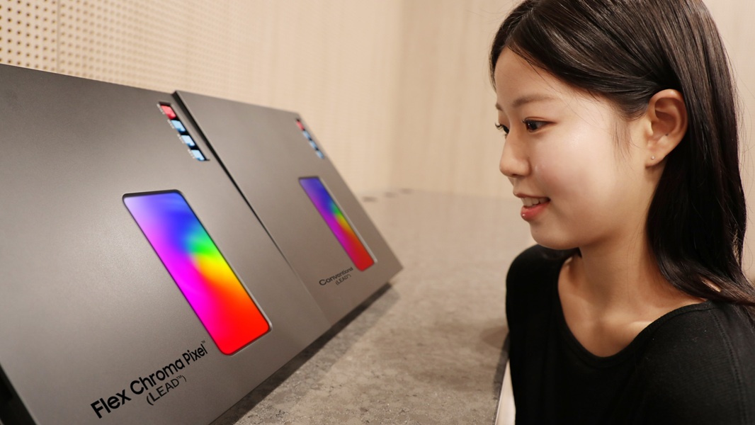 At SID Display Week 2026, Samsung showed off its Flex Chroma Pixel OLED screen, which can achieve more of the UHD, HDR standard for colors.