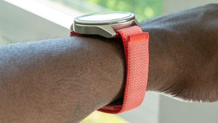 This Fitbit Air hack lets you turn your analog wristwatch into a smartwatch