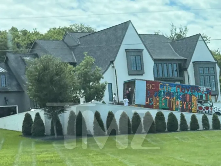 Movers outside jelly rolls house tmz wm 2