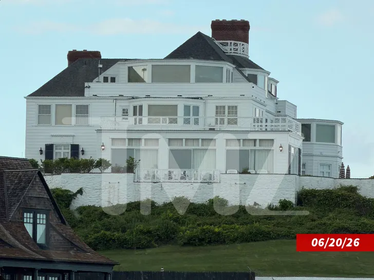 sub-taylor-swift-house-tmz-3