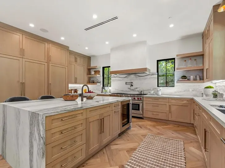 0629-Peta-Murgatroyd-and-Maks-Chmerkovskiy-Lists-L.A.-Home-For-Rent-Sub3