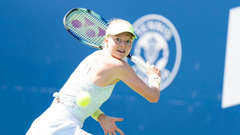 Dart started brightly, breaking Sönmez three times in the first set