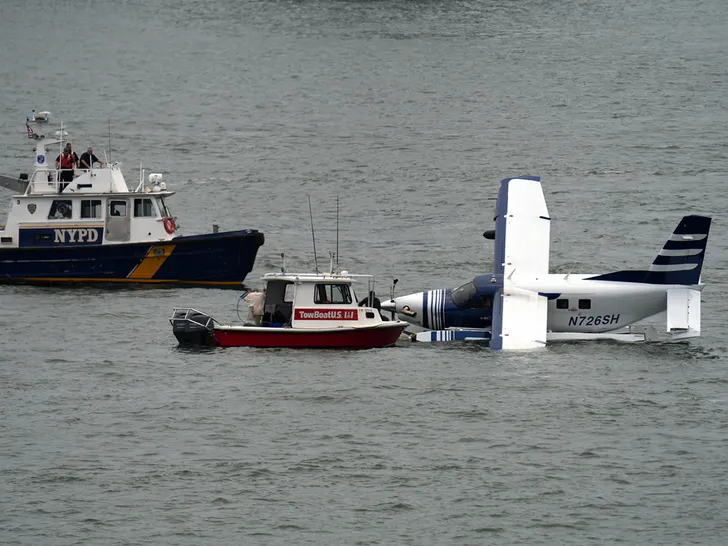 sub-new-york-east-river-seaplane-getty-2