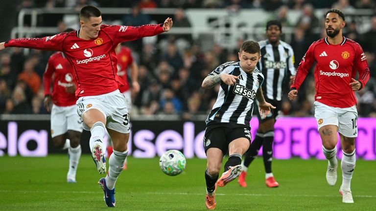Kieran Trippier vies with Benjamin Sesko 