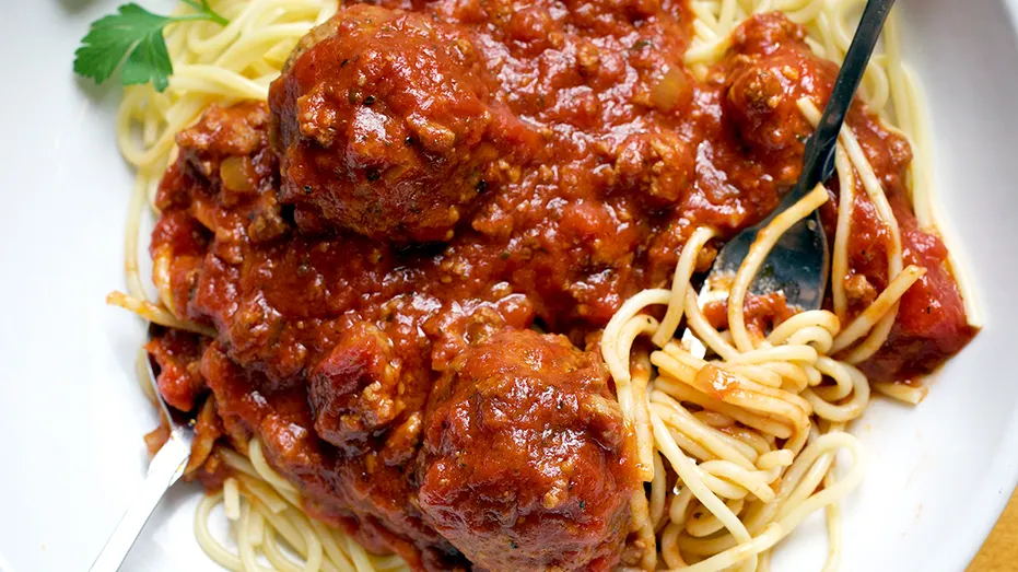 A plate of spaghetti and meatballs.