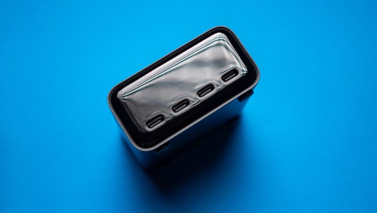 3 reasons why this 140W GaN charger took over my desk