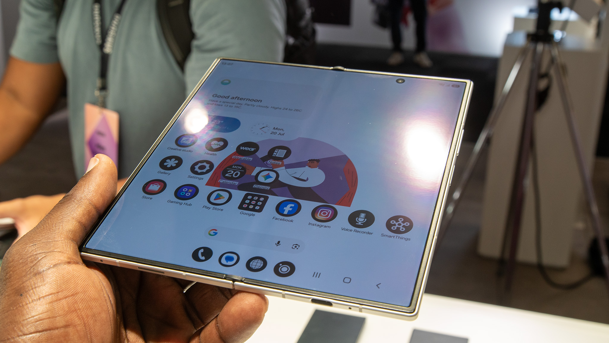 Looking at the reduced display crease on the Samsung Galaxy Z Fold 8 Ultra