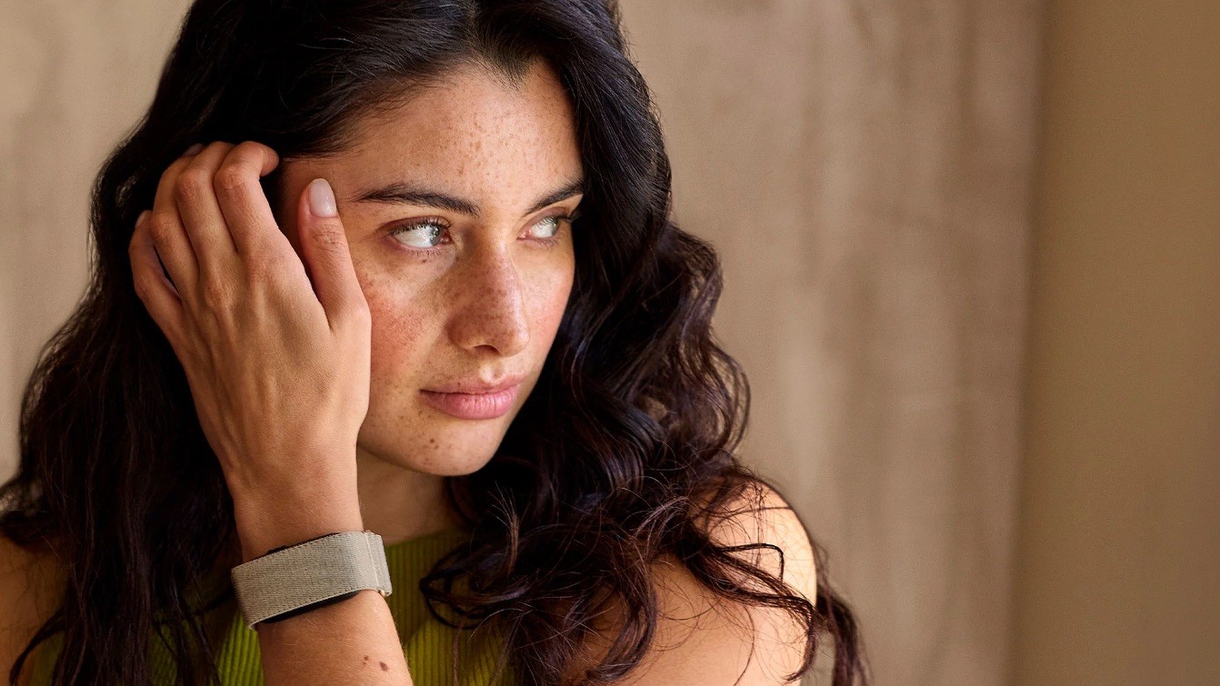 The Garmin CIRQA worn on a model's wrist in its Citron Gray colorway.