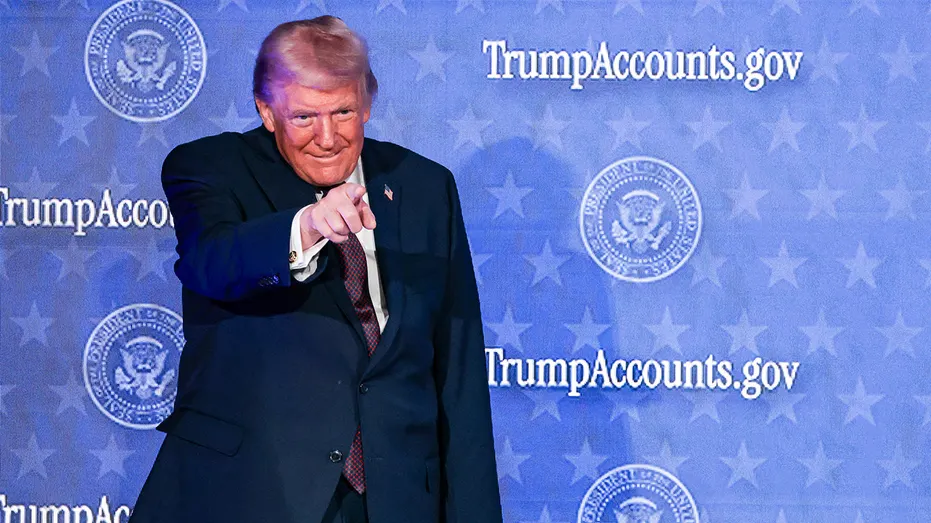 Donald Trump pointing to the crowd