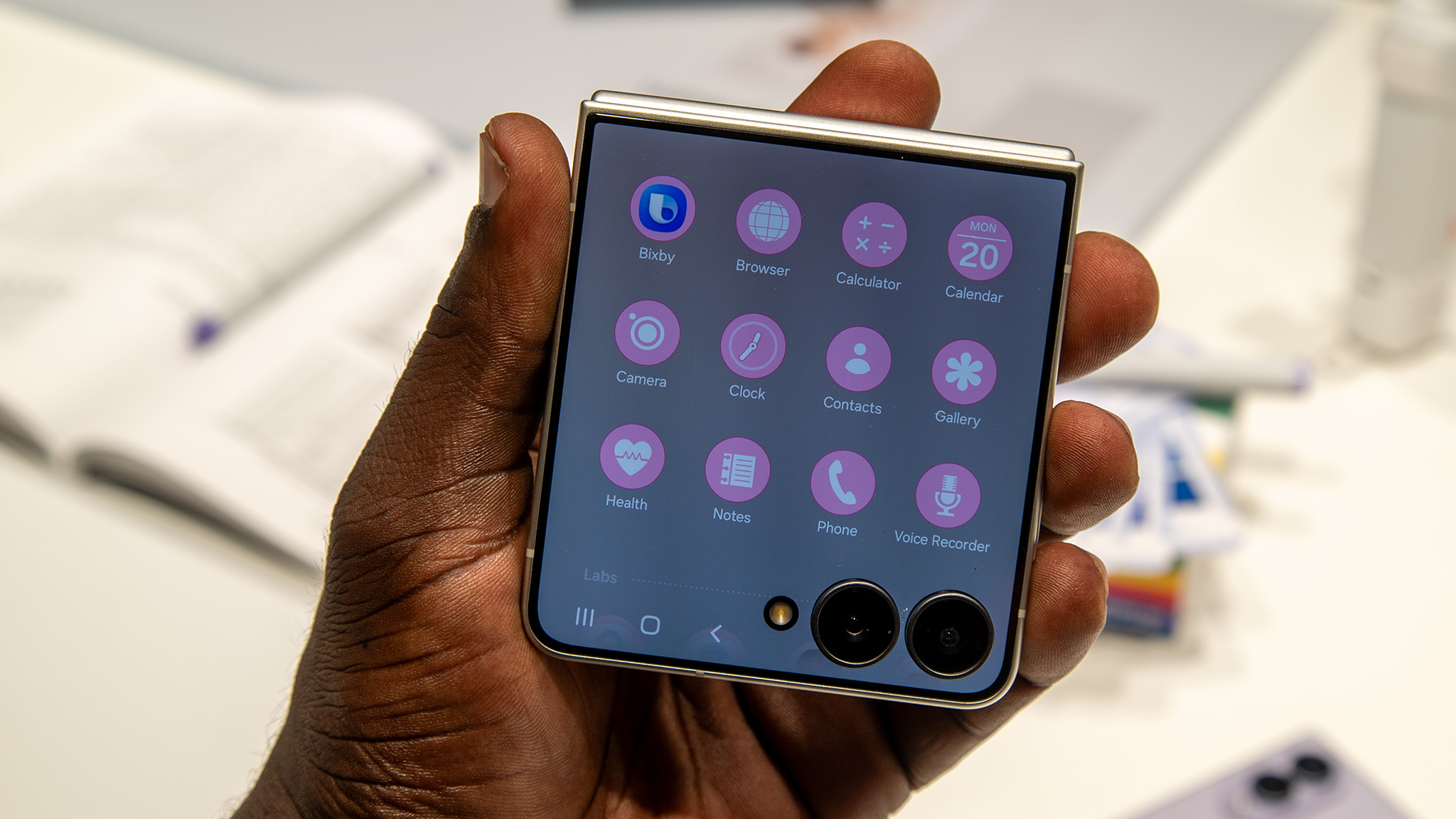 Hands-on with the Samsung Galaxy Z Flip 8's cover screen
