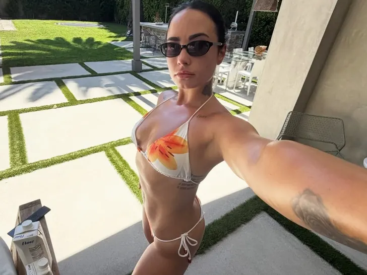 0819-Demi-Lovato-Hot-Shots-Sub1
