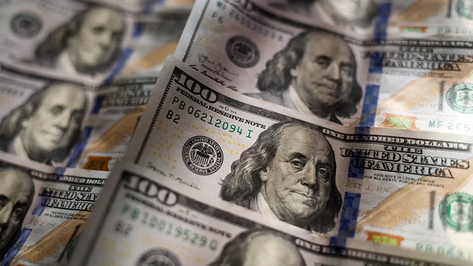 $100 bills