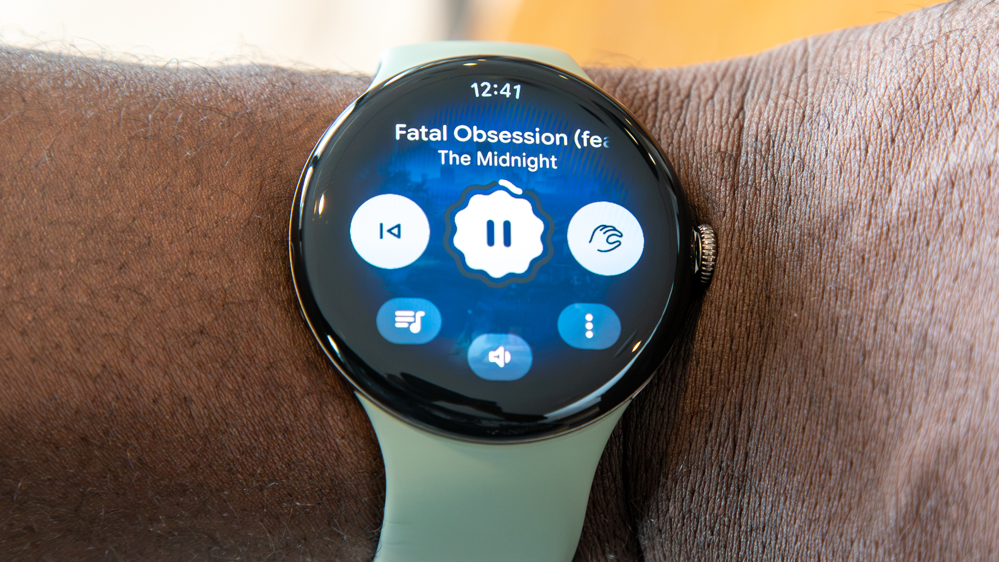 Media player and pinch gesture on the Pixel Watch 5