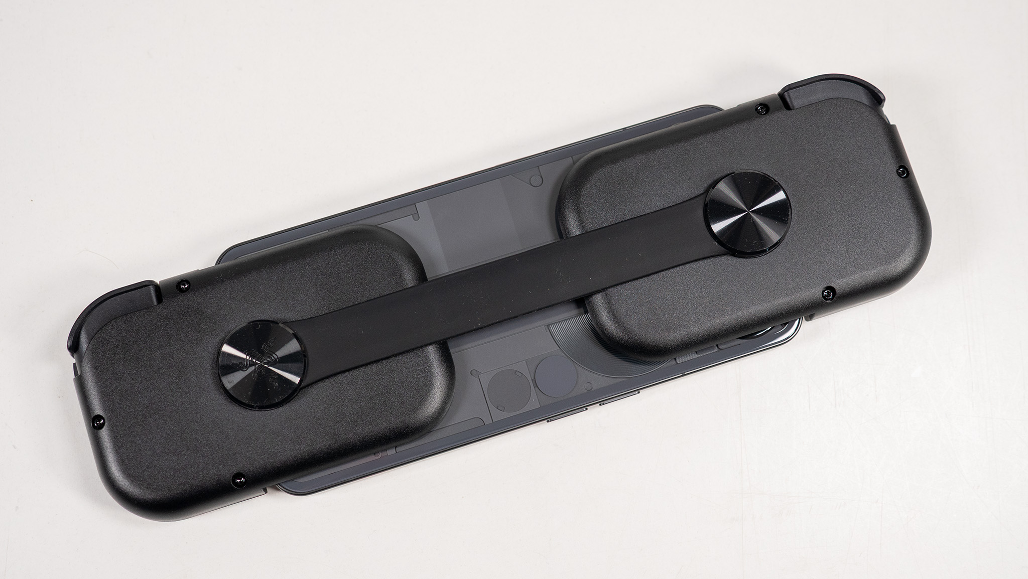 Looking at the rubber band mechanism that holds both halves of the Razer Prio together