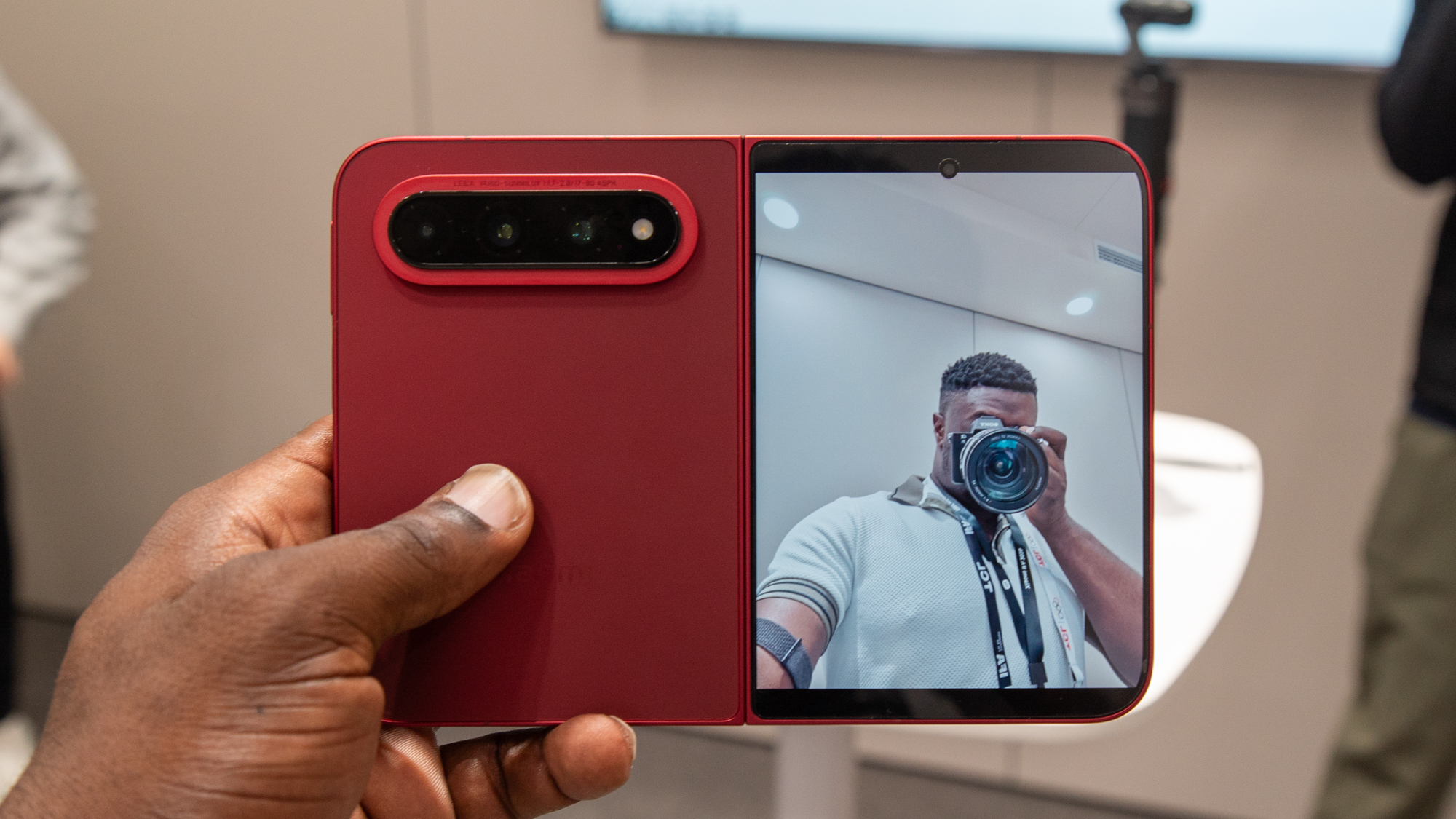 The Xiaomi 18 Fold external camera preview