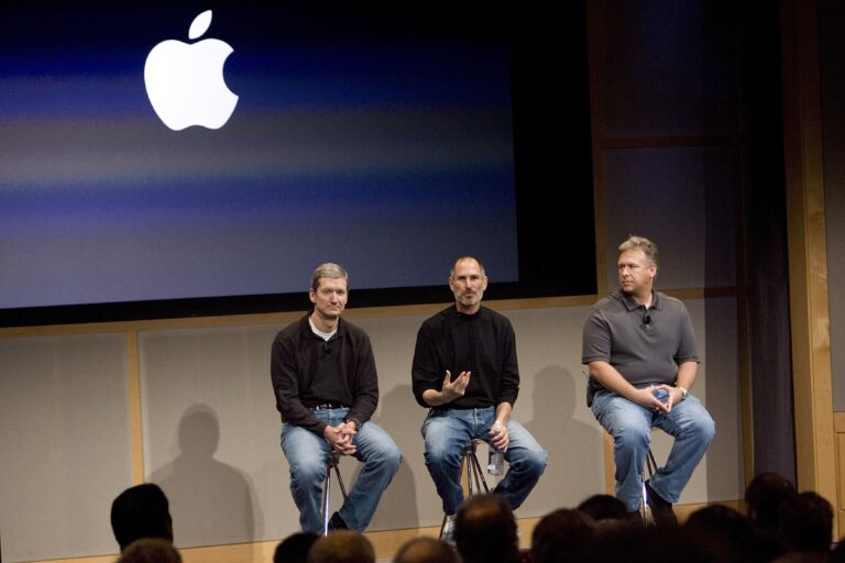 Tim Cook Praises Australia’s Social Media Rules as ‘World-Leading’