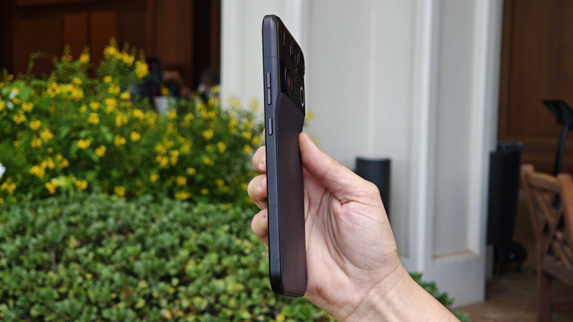 The Motorola Signature 27 from the side