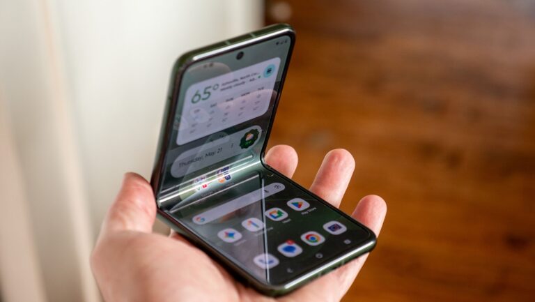 The latest Motorola foldable phones have finally come to Verizon — and the deals are impressive