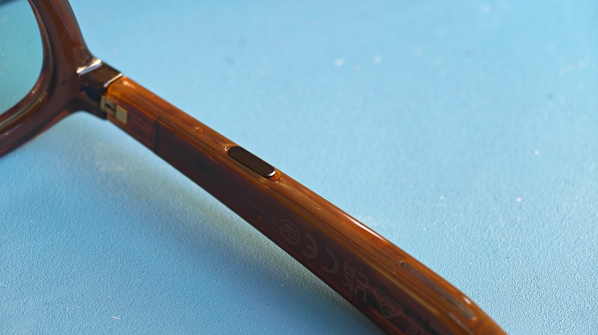 The meeting mode switch on the underside of Vonder Intelligent Eyewear's left temple