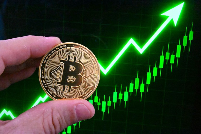 Bitcoin ETFs Draw $3.2B in Best Week Since October as Strategy Ends Buying Pause