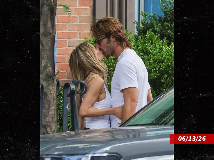 sub-Glen-Powell-and-Michelle-Randolph-the-image-direct-1