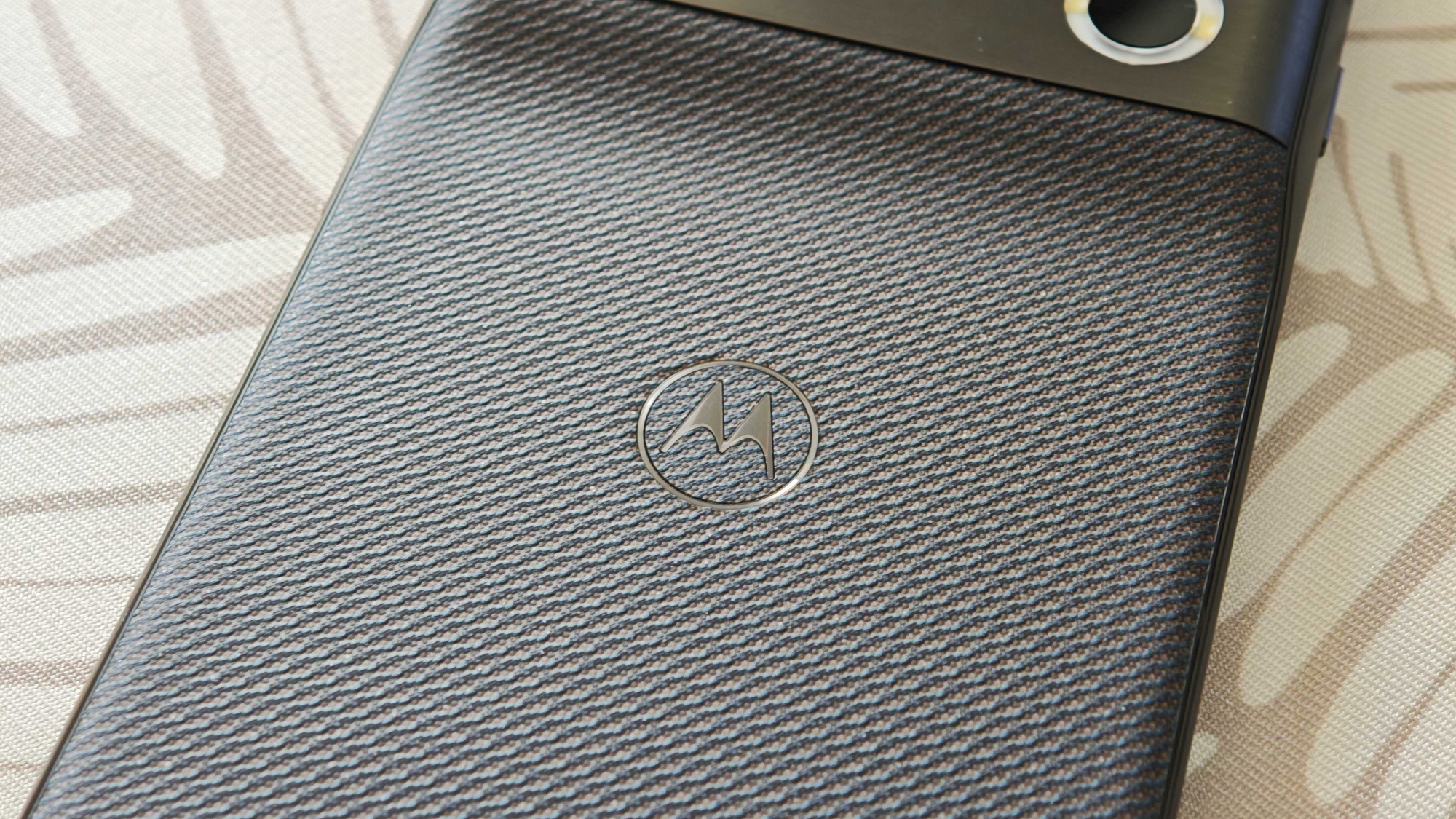The Motorola Signature 27 back panel