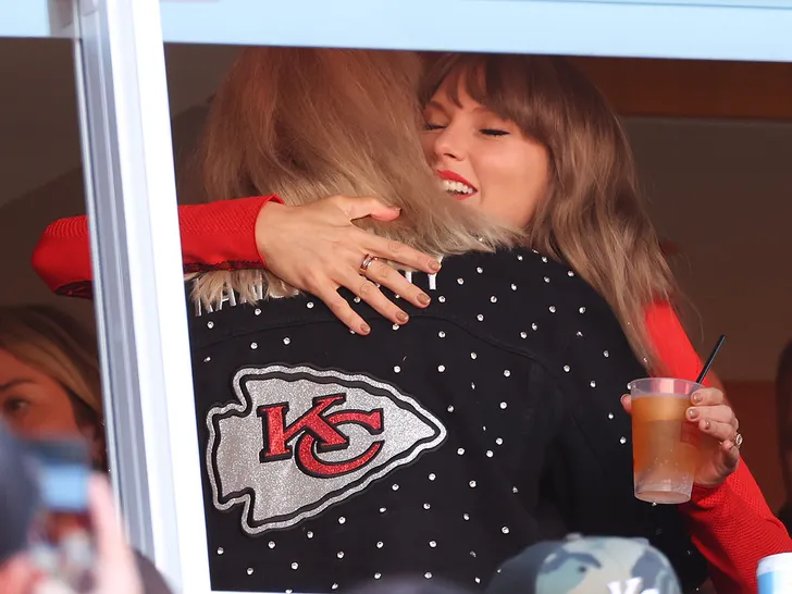donna-kelce-taylor-swift-getty-1