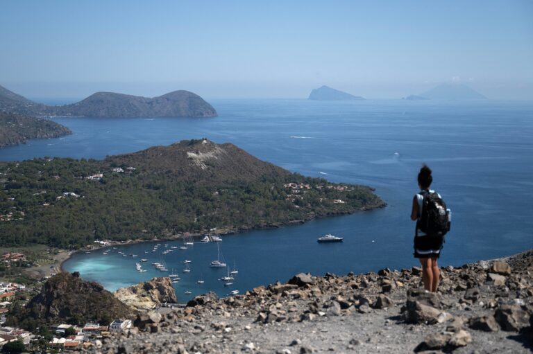 Shallow Aeolian Swarm Triggers Tsunami Alert Across Sicily, Schools Evacuated