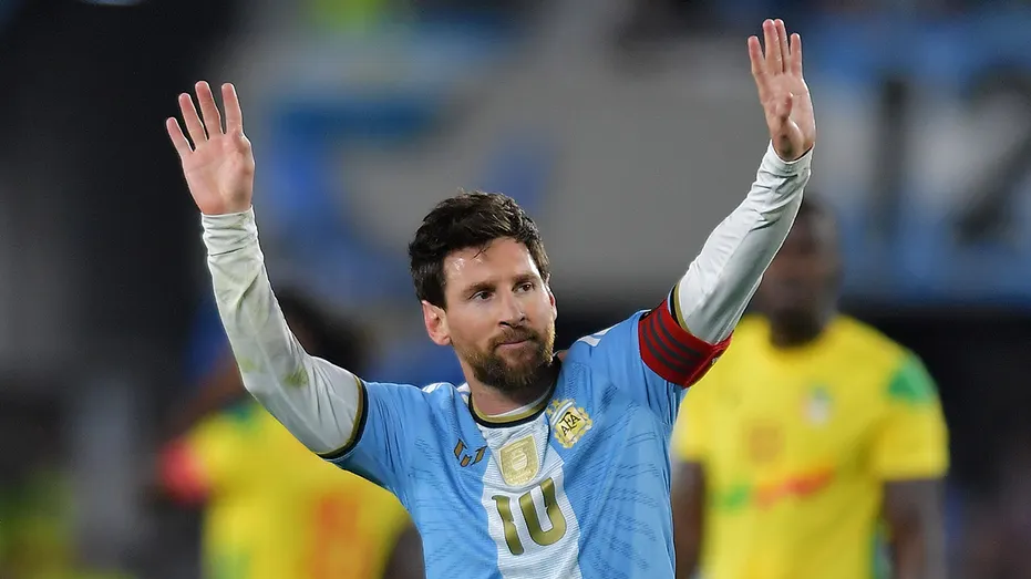 Lionel Messi waving