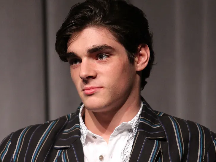 rj mitte getty 22
